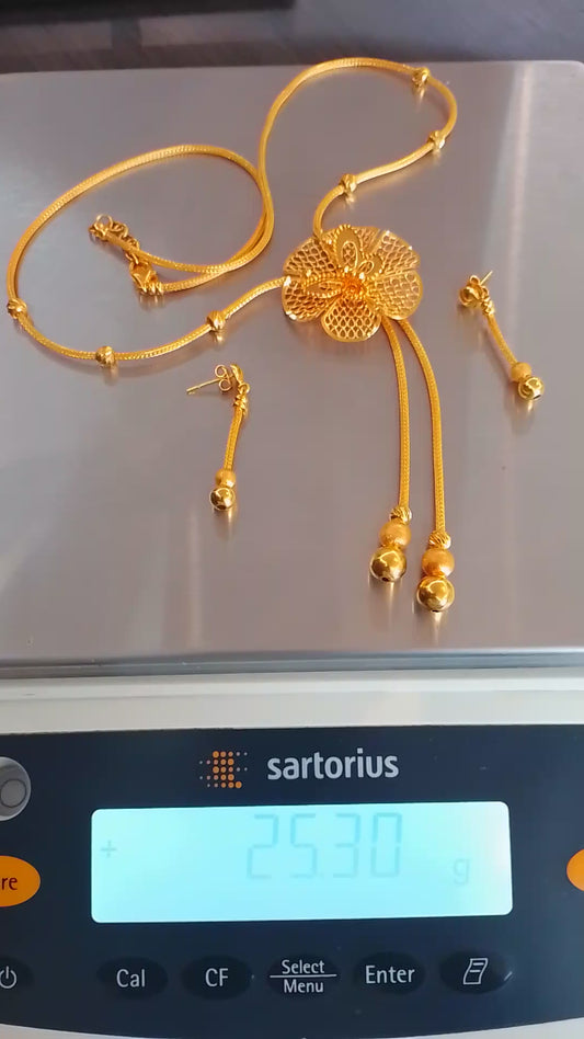 Ensemble Collier et Boucles d'oreilles en or 18 carats - 25,26g