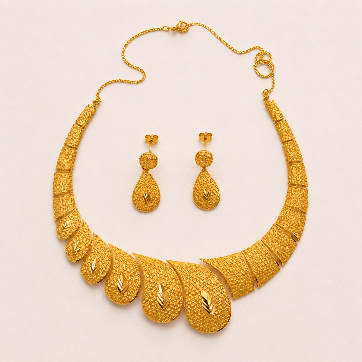 Ensemble Collier et Boucles d'oreilles en or 18 carats - 12,41 g • D'occasion