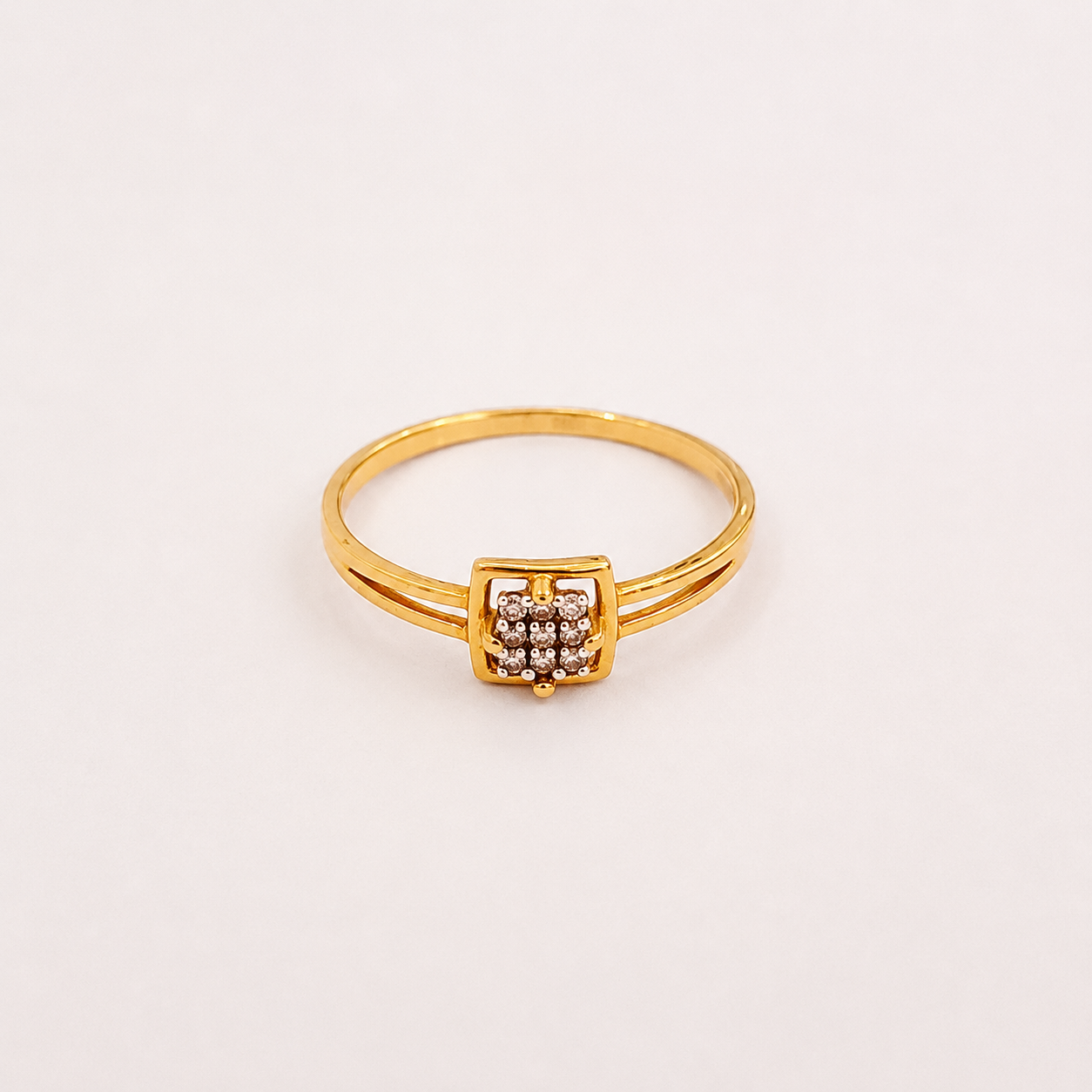Bague en or jaune, or blanc 18 carats ornée de petits éclats de diamants