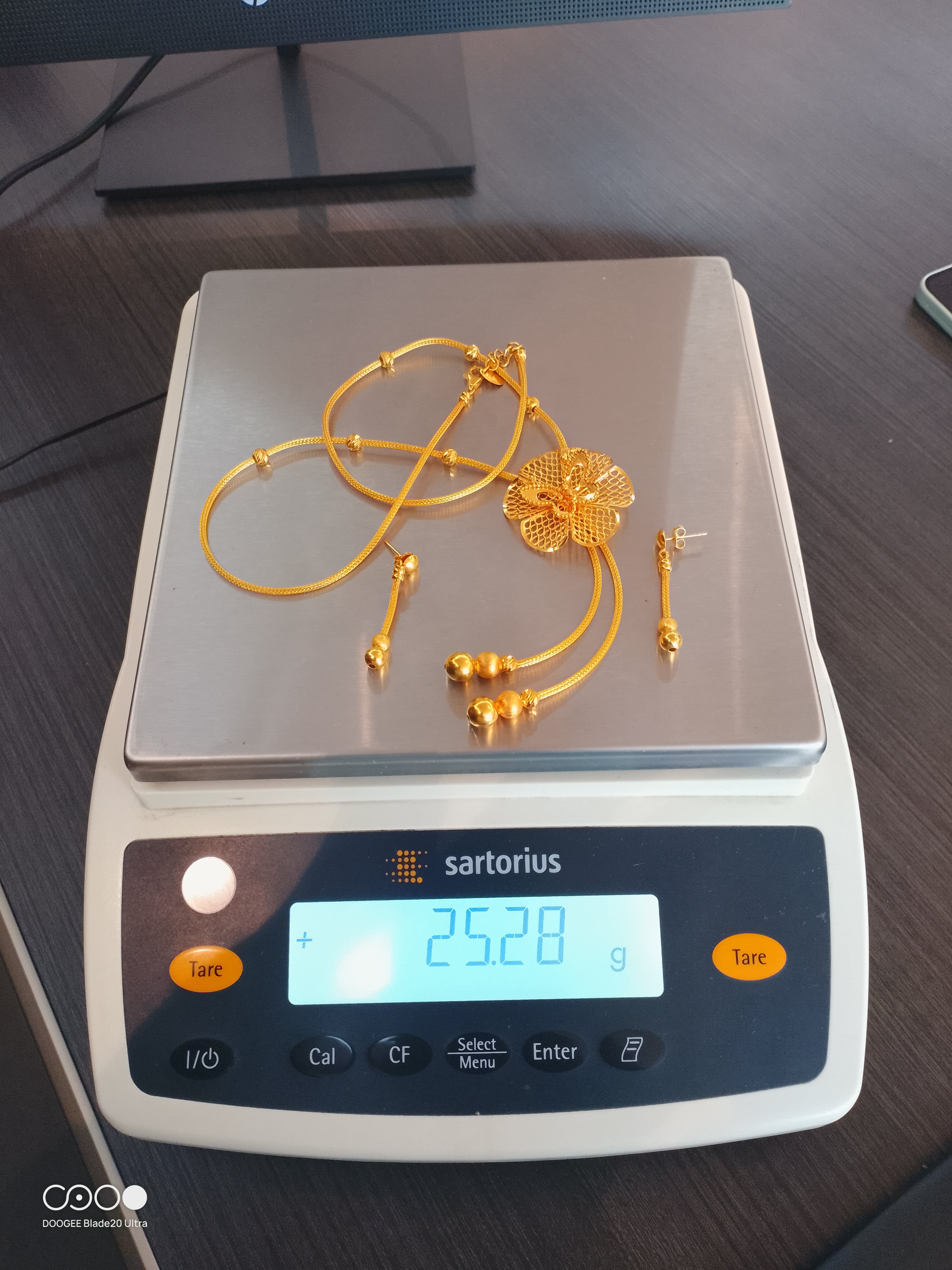 Ensemble Collier et Boucles d'oreilles en or 18 carats - 25,26g